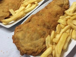 cachopo con patatas fritas
