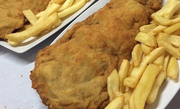 cachopo con patatas fritas