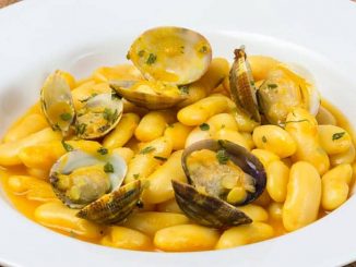 plato de fabes con almejas