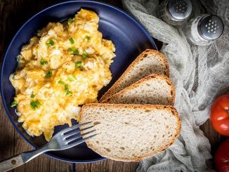 revuelto de bacalao con pan