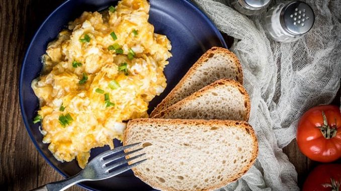 revuelto de bacalao con pan