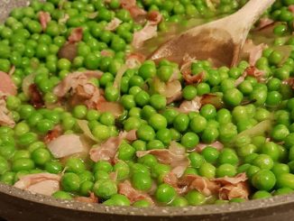 sartén con guisantes con jamón