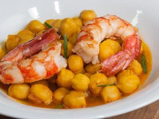 plato de garbanzos con langostinos