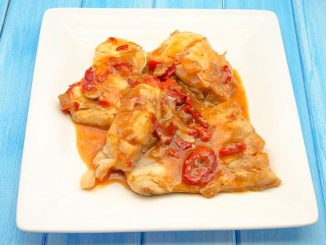 plato con bacalao encebollado