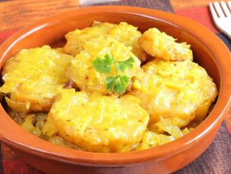 cazuela de barro con patatas a la importancia