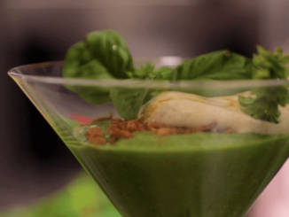 Gastronomie : le basilic, une fleur à croquer
"Les petits plats dans l’écran" du 23 septembre s’intéresse au basilic, dont les feuilles parfument les plats. Mais ses fleurs sont délaissées à tort en fin de saison et sont pourtant comestibles.