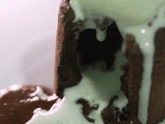 Cuisine : le succès du moelleux au chocolat
Le Salon du chocolat a ouvert ses portes jusqu’à mercredi à Paris. Chaque année, un Français mange 7,3 kilos de chocolat, notamment sous forme de gâteau comme le moelleux.