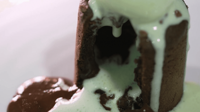 Cuisine : le succès du moelleux au chocolat
Le Salon du chocolat a ouvert ses portes jusqu’à mercredi à Paris. Chaque année, un Français mange 7,3 kilos de chocolat, notamment sous forme de gâteau comme le moelleux.