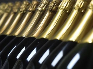 Le crémant de Bourgogne et d'Alsace bat des records de vente
24 millions de bouteilles ont été écoulées en 2022 pour le créamant de Bourgogne, soit trois millions de plus qu'en 2021. Mais les chiffres ont décollé pour le crémant d'Alsace en 2022 : 40 millions de bouteilles ont été vendues en 2022, un record absolu.