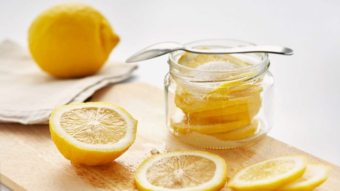 
Cette astuce de Chef pour faire un citron confit en 15 min chrono             