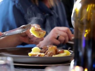 Noël et fêtes de fin d'année : la daube de porc noir, fierté du Gers
Préparée à l'aide d'ingrédients du terroir, tel que le vin rouge et l'armagnac, la daube de porc noir est une recette festive et surtout très gourmande.