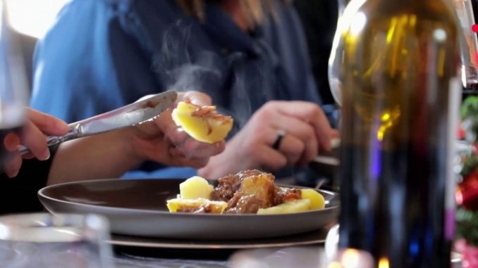 Noël et fêtes de fin d'année : la daube de porc noir, fierté du Gers
Préparée à l'aide d'ingrédients du terroir, tel que le vin rouge et l'armagnac, la daube de porc noir est une recette festive et surtout très gourmande.