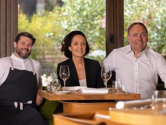 Thierry Schwartz signe la carte de « La Table du 5 » à Barr