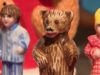 Epiphanie : la fève, une passion bien française
La tradition de la fève remonte à plusieurs siècles. Si à l'époque, un haricot était caché dans la boule de pain, aujourd'hui les fèves sont parfois des pièces uniques, qui suscitent la convoitise des collectionneurs.