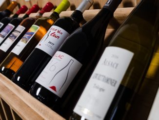 Foire aux vins : on a posé cinq questions à un expert pour faire des bonnes affaires
Depuis la mi-septembre, les foires aux vins fleurissent dans les supermarchés, chez les cavistes ou sur internet. Mais quand on n'y connaît rien ou peu de choses, comment ne pas se tromper de bouteille ?