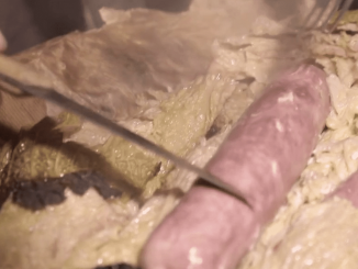 Gastronomie : la tradition des saucissons à l’ancienne cuits dans les forges
Le 13 Heures du mardi 17 janvier vous fait découvrir une tradition qui mêle artisanat et gastronomie, celle du saucisson à la mourine. Les forgerons de la Loire le dégustaient au siècle dernier pour le casse-croûte du matin.