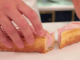 Gastronomie : le fameux sandwich jambon-beurre revisité
C’est un grand classique de la gastronomie française : le jambon-beurre. Le sandwich est le plus consommé dans l’Hexagone. Une valeur sûre pour casser la croûte qu’a voulu revisiter un grand chef.