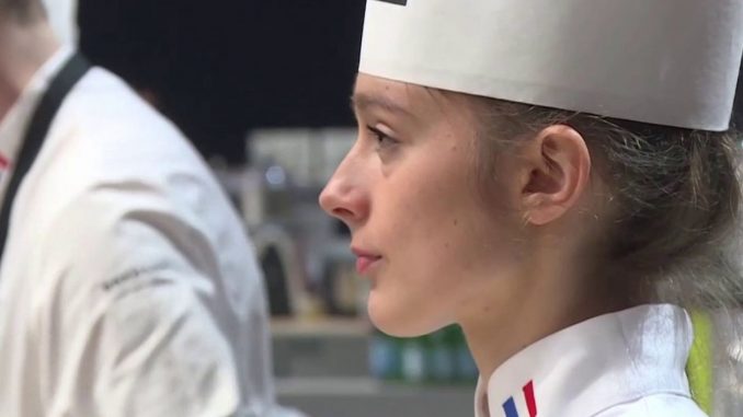 Gastronomie : Naïs Pirollet, plus jeune candidate en lice pour le Bocuse d'or
A Lyon, 24 pays s'affrontent pour le Bocuse d'or, lundi 23 janvier. Pour la première fois, c'est une cheffe qui représente la France, Naïs Pirollet. Seule candidate femme cette année, elle est aussi la plus jeune.