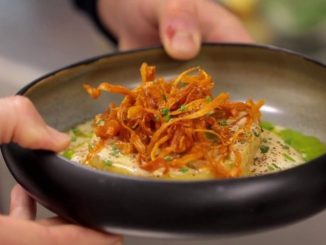 Gastronomie : le céleri-rave, une plante qui cache bien son jeu
Souvent peu apprécié en raison de son apparence, le céleri-rave possède une chair tendre et parfumée. Dimanche 12 février, Les petits plats dans l'écran vous propose une recette 100% céleri pour régaler vos papilles.