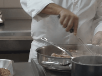 Paris 2024 : les chefs dans les starting-blocks pour les menus des athlètes
40 000 repas seront servis chaque jour dans le village olympique lors des prochains Jeux de Paris en 2024. Cinq chefs sont déjà en cuisine pour concocter ces recettes originales qui doivent répondre à certains critères et certaines contraintes.