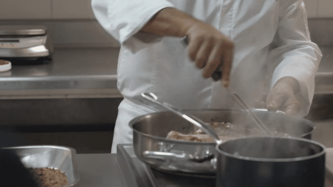 Paris 2024 : les chefs dans les starting-blocks pour les menus des athlètes
40 000 repas seront servis chaque jour dans le village olympique lors des prochains Jeux de Paris en 2024. Cinq chefs sont déjà en cuisine pour concocter ces recettes originales qui doivent répondre à certains critères et certaines contraintes.
