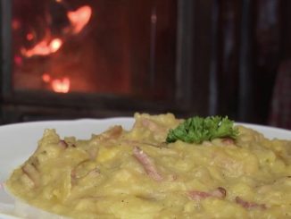 Gastronomie : à la découverte du repas marcaire, menu typique des Vosges
Lundi 30 janvier, dans le 13 Heures, il est possible de découvrir la gastronomie hivernale des Vosges à l’image de la tofaille, un plat à base de pommes de terre braisées.