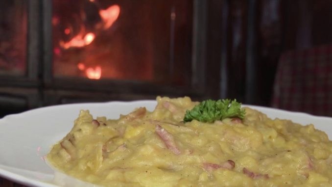 Gastronomie : à la découverte du repas marcaire, menu typique des Vosges
Lundi 30 janvier, dans le 13 Heures, il est possible de découvrir la gastronomie hivernale des Vosges à l’image de la tofaille, un plat à base de pommes de terre braisées.