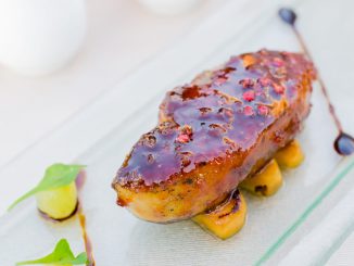 Foie gras poêlé au vin cuit de Cyril Lignac : la recette pour une entrée de Noël parfaite
