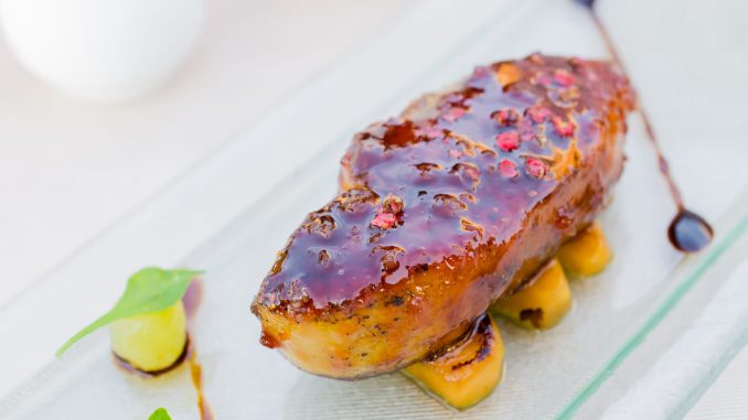 Foie gras poêlé au vin cuit de Cyril Lignac : la recette pour une entrée de Noël parfaite