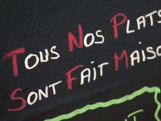 Gastronomie : le gouvernement veut favoriser la cuisine faite maison
Vers un renforcement de la qualité de notre gastronomie ? Le gouvernement veut mettre en place une mesure pour protéger ce savoir-faire : d’ici 2025, les plats qui ne sont pas "faits maison" devront être clairement identifiés sur la carte des restaurateurs.
