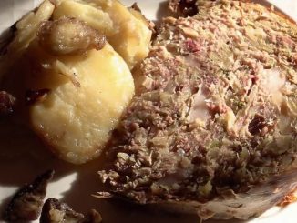 Découverte : la Maôche, plat de montagne ardéchois
La Maôche est un plat typique des montagnes ardéchoises. À base de viande de porc et de choux, sa recette se transmet de génération en génération, comme chez la famille Chanéac.