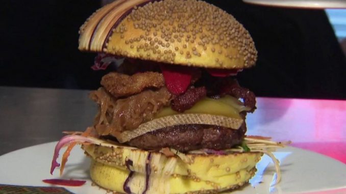 Cuisine : le champion du monde de burgers est Français
Julien Chauvenet, restaurateur chez "Foodies", a remporté le titre de champion du monde de burgers, avec un burger qui contient du morbier, de la saucisse de Morteau et même du ris de veau.
