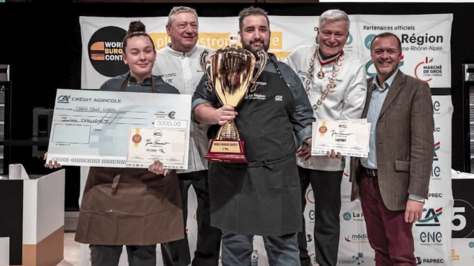 Gastronomie : le meilleur burger du monde est français
Le meilleur hamburger du monde se trouve à Dijon, en Côte-d'Or et il est au riz de veau. Le chef d'un restaurant de la ville a remporté le titre tant désiré dans le monde.
