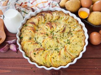 Ce chef vous prépare une délicieuse tarte fine aux pommes… de terre