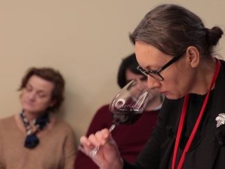 Vins : les meilleurs "nez" s'affrontent au concours international de sommellerie
Et si le meilleur sommelier du monde était une femme ? 68 candidats s'affrontent à Paris au cours de la compétition jusqu'au dimanche 12 février. Parmi eux, la meilleure sommelière de France 2018, Pascaline Lepeltier. Elle est l'une des favorites.