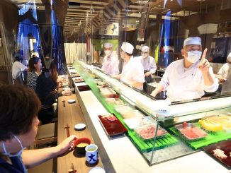Au Japon, le "terrorisme du sushi" dégoûte les internautes et inquiète les restaurants
Des vidéos publiées sur les réseaux sociaux montrent de jeunes japonais déposant leur salive sur de la vaisselle ou des plats. De grandes enseignes touchées ont saisi la justice.
