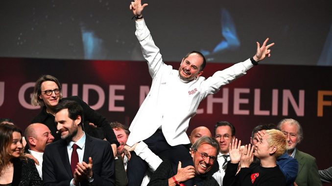 Gastronomie : le chef français Alexandre Couillon, nouveau trois étoiles du guide Michelin
Le chef installé à Noirmoutier est le seul, cette année, à être promu à la plus haute distinction du prestigieux guide rouge.