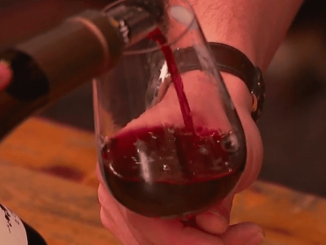 Vins : l’histoire fruitée du Beaujolais nouveau
Ce jeudi 16 novembre marque l'arrivée du Beaujolais nouveau. À minuit une, à Beaujeu, capitale du Beaujolais, les premiers bouchons ont sauté. Une tradition vieille de 70 ans.