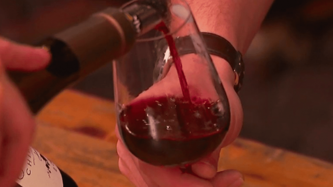 Vins : l’histoire fruitée du Beaujolais nouveau
Ce jeudi 16 novembre marque l'arrivée du Beaujolais nouveau. À minuit une, à Beaujeu, capitale du Beaujolais, les premiers bouchons ont sauté. Une tradition vieille de 70 ans.
