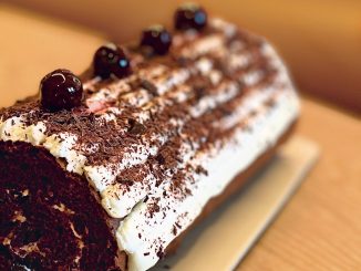 Bûche de Noël chocolat et amarena par Cyril Lignac