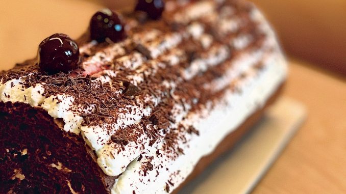 Bûche de Noël chocolat et amarena par Cyril Lignac