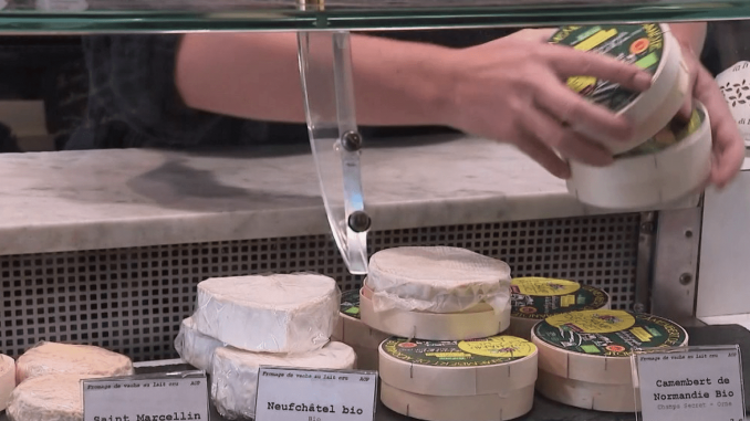 Normandie : à la découverte du camembert, roi de la région
La rubrique du 13 Heures du samedi 4 mars, "Les petits plats dans l'écran", présente un produit que le monde nous envie : le camembert. Pour en avoir un bon, c’est tout un art, il faut du temps et du savoir-faire.