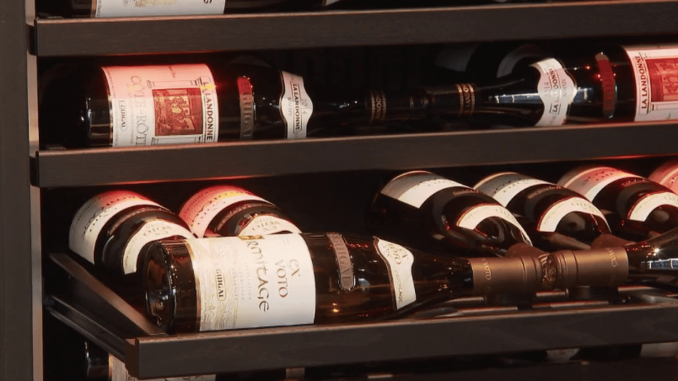Tendances : les caves à vin s’installent chez les particuliers
Avoir sa propre cave à vin, c'est souvent le graal des amateurs de bonnes bouteilles qui vivent en appartement. Ce meuble, longtemps réservé aux professionnels et aux particuliers qui en en avaient les moyens, se fait aujourd'hui une vraie place dans nos intérieurs.