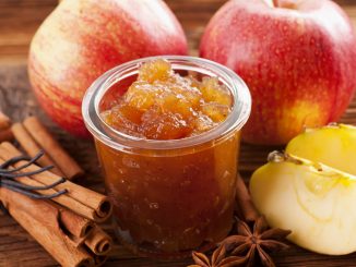 Plongez dans la magie des fêtes dès le petit-déjeuner avec cette confiture aux épices de Noël