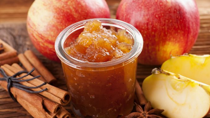 Plongez dans la magie des fêtes dès le petit-déjeuner avec cette confiture aux épices de Noël