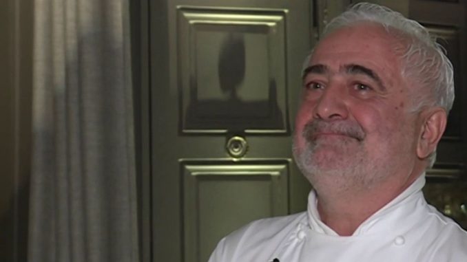 Gastronomie : Guy Savoy et Christopher Coutanceau perdent leur troisième étoile Michelin
Le guide Michelin a rétrogradé de trois à deux étoiles les chefs Guy Savoy et Christopher Coutanceau. Un coup de tonnerre pour ces deux chefs réputés.
