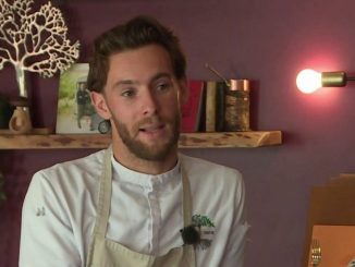 Gastronomie : Clément Dumont, 27 ans, a décroché sa première étoile au guide Michelin
Clément Dumont, jeune chef de 27 ans, a reçu sa première étoile au guide Michelin, lundi 6 mars. Une équipe de France Télévisions l'a rencontré dans son restaurant "Arbore et Sens" à Loches, près de Tours.