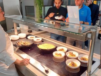 Reportage
"On est dans les starting-blocks" : à neuf mois des Jeux olympiques, les cuisiniers se préparent au plus grand défi logistique de Paris 2024
Nourrir 15 000 sportifs pendant 70 jours, ça se prépare. Alors, pour tester les recettes, le comité d'organisation a organisé cette semaine une dégustation-test. Franceinfo a pu se glisser à table.