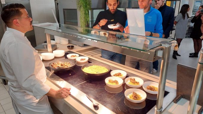 Reportage
"On est dans les starting-blocks" : à neuf mois des Jeux olympiques, les cuisiniers se préparent au plus grand défi logistique de Paris 2024
Nourrir 15 000 sportifs pendant 70 jours, ça se prépare. Alors, pour tester les recettes, le comité d'organisation a organisé cette semaine une dégustation-test. Franceinfo a pu se glisser à table.