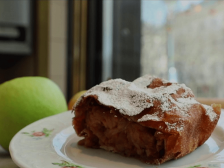 Autriche : à la découverte de l'apfelstrudel, le célèbre gâteau viennois
Comme chaque jour depuis le début de la semaine, le 13 Heures vous fait découvrir les desserts les plus connus de la semaine. Jeudi 23 mars, direction l'Autriche pour mieux connaître les secrets de l'apfelstrudel, un gâteau aux pommes qui était le préféré de Sissi l'Impératrice.